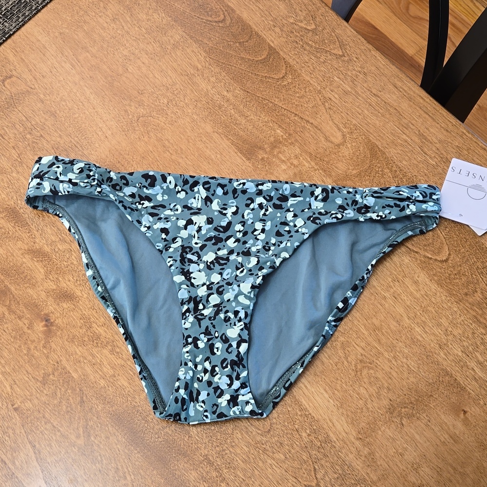 Sunsets Femme Fatale Hipster,  Size medium,  NWT